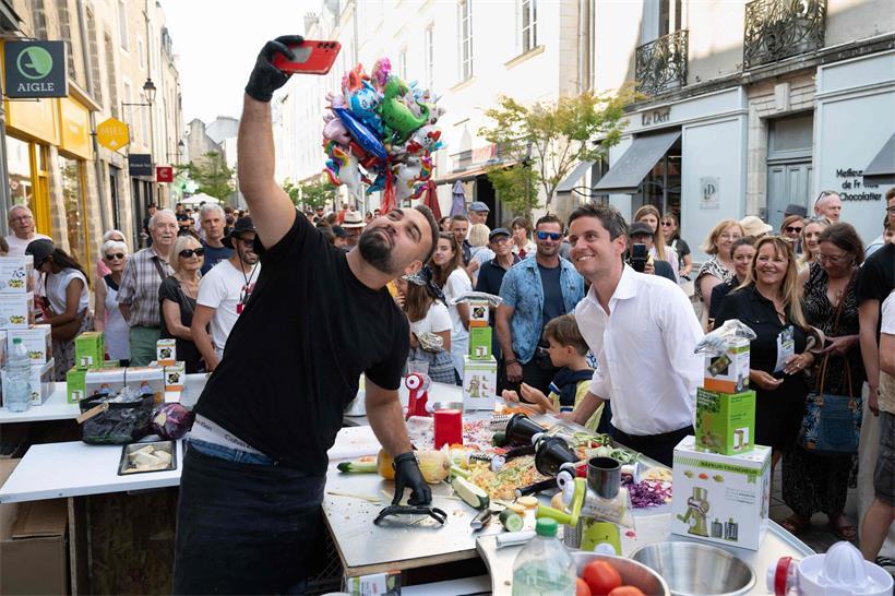 Gabriel Attal (au centre à droite), en campagne à Vannes dans l’ouest de la France, a porté plainte pour „intelligence étrangère en provenance de réseaux russes“