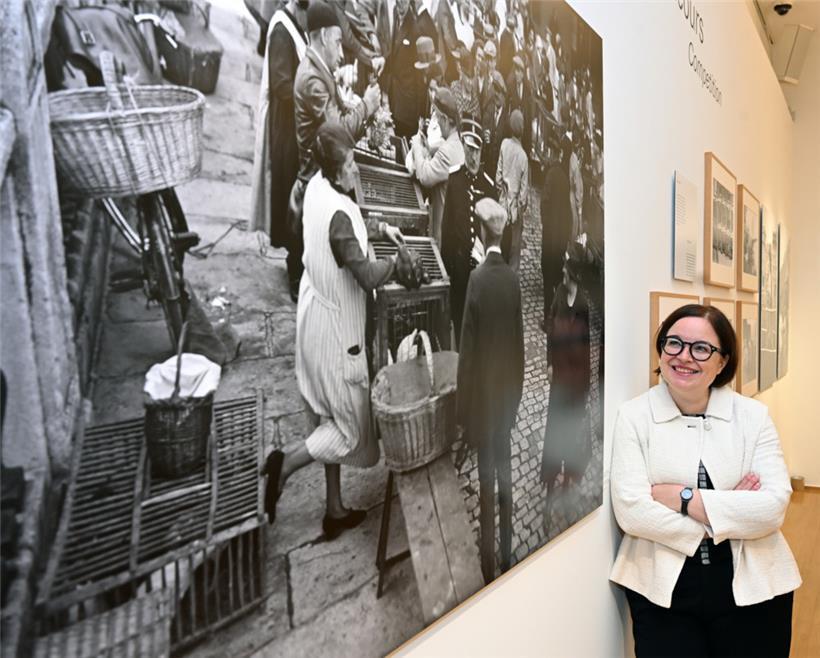Gaby Sonnabend, directrice de la Photothèque de la ville de Luxembourg depuis 2022, devant une photo de l’exposition „Not human“
