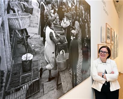 Gaby Sonnabend, directrice de la Photothèque de la ville de Luxembourg depuis 2022, devant une photo de l’exposition „Not human“
