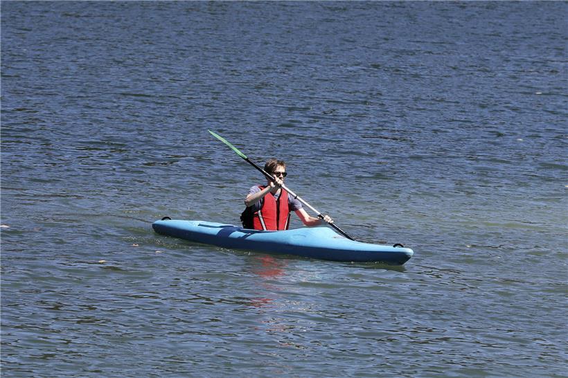 Diese Luxemburger Badeseen bieten Abkühlung Gäste mieten Kajak auf Stausee, um Natur und Wasser aktiv zu erkunden und Freizeit zu genießen
