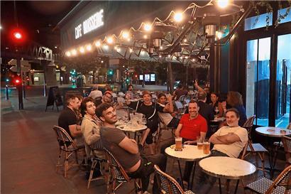 Gäste sitzen in der Brasserie „Royal Cambronne“ 
