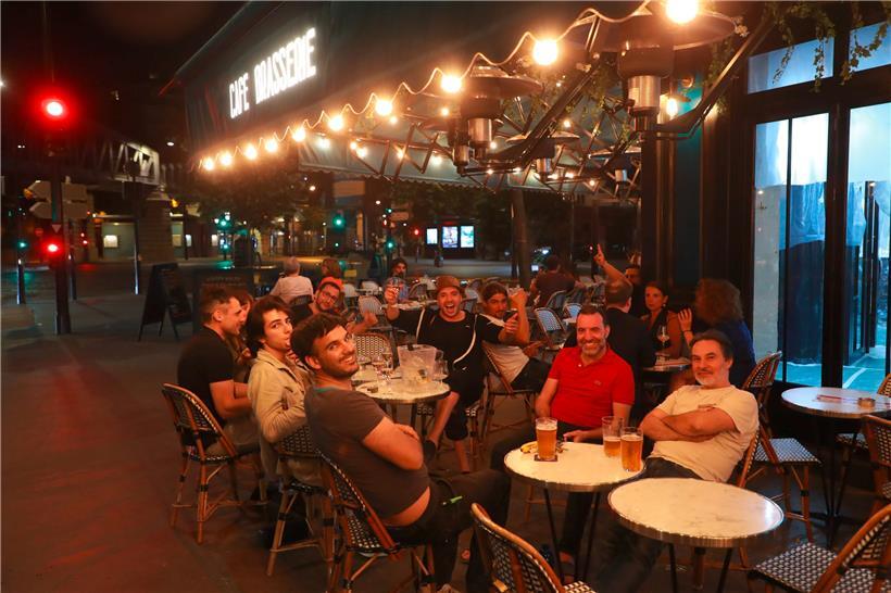 Gäste sitzen in der Brasserie „Royal Cambronne“, nachdem um Mitternacht weitere Lockerungen während der Corona-Pandemie durchgesetzt wurden
