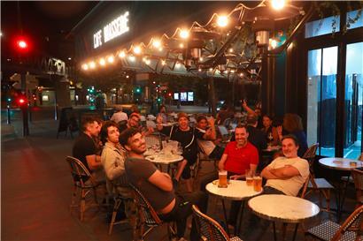 Gäste sitzen in der Brasserie „Royal Cambronne“, nachdem um Mitternacht weitere Lockerungen während der Corona-Pandemie durchgesetzt wurden
