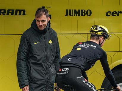 Gaëtan Pons, Sportlicher Leiter von Visma-Lease a Bike, freut sich über das Gelbe Trikot