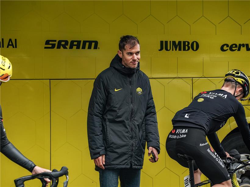 Gaëtan Pons, sportlicher Leiter von Visma-Lease a Bike seit Januar 2026, vor Firmenlogo, Fahrradleasing und Mobilität