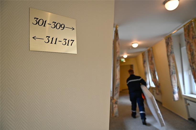 Ganz geschäftig geht es im Flur auf dem dritten Stock im Grand Hotel zu