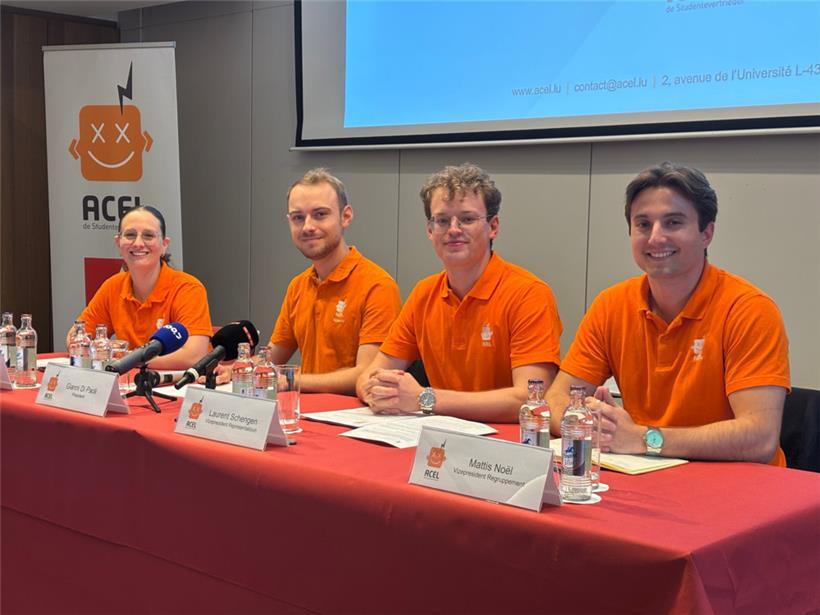 Ganz in Orange, wie die Elftal: der ACEL-Vorstand
