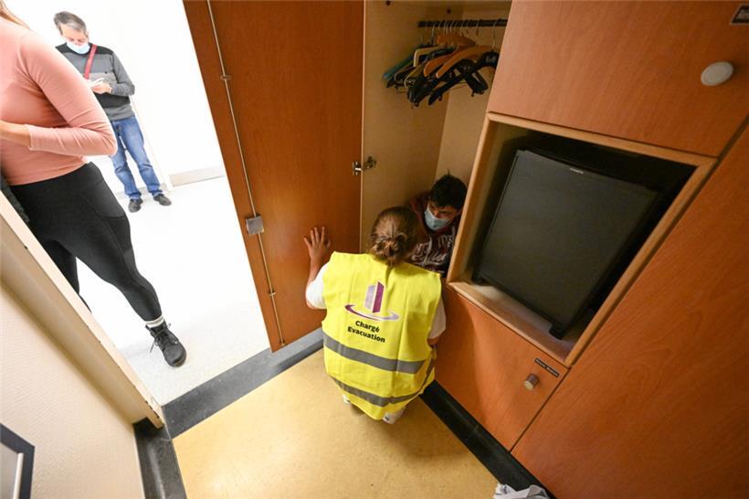 Ganz schön renitent: Ein „Patient“ hat sich im Schrank versteckt – und tut so, als wollte er nicht gerettet werden
