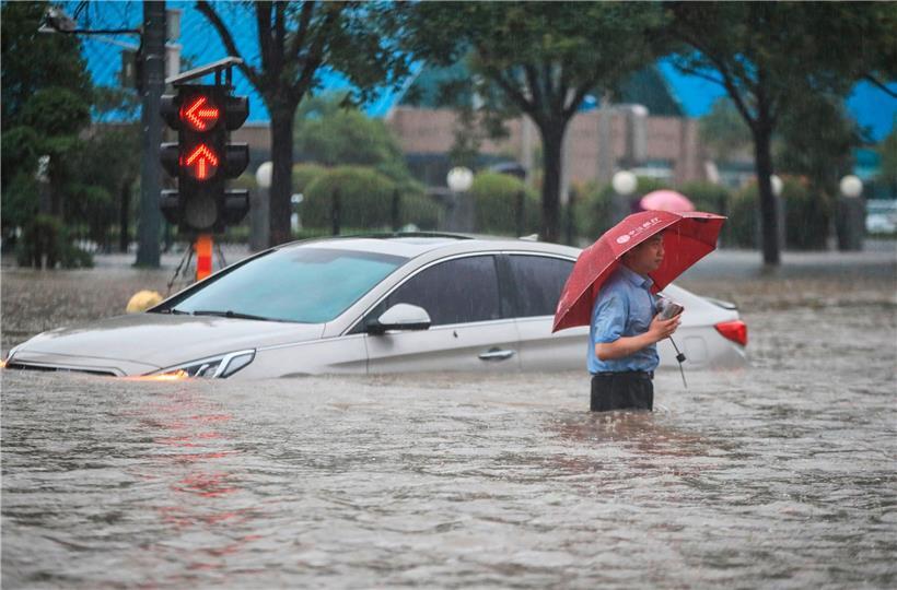 Ganze Straßen stehen unter Wasser