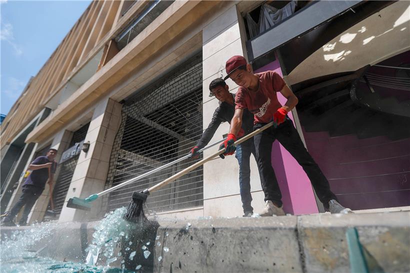 Ganze Straßenzüge in Beirut sind mit Glassplittern übersät 
