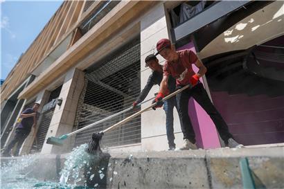 Ganze Straßenzüge in Beirut sind mit Glassplittern übersät 
