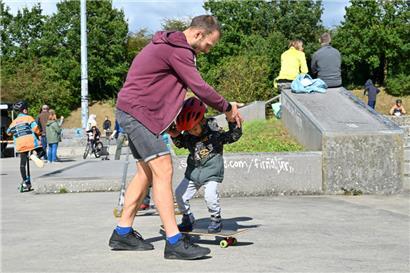 Gar nicht so einfach: ein Nachwuchs-Skater auf dem Brett
