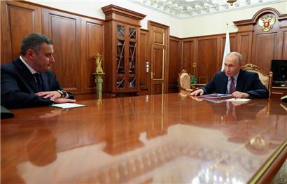 Garantiert humorfreies Gespräch: Wladimir Putin mit dem Gouverneur der Region Kursk, Alexander Khinshtein, im Kreml
