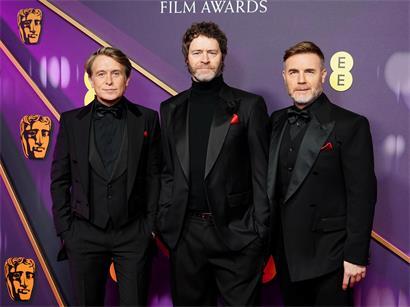 Gary Barlow, Howard Donald und Mark Owen (v.l.) von der Band Take That bei der 78. Verleihung der „Bafta Film Awards“ in der Royal Festival Hall