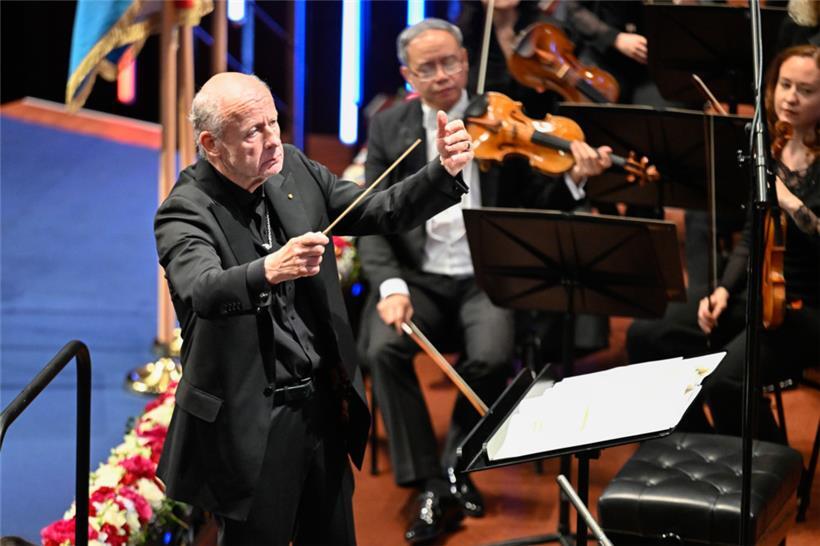 Gast Waltzing dirigierte das Philharmonische Orchester