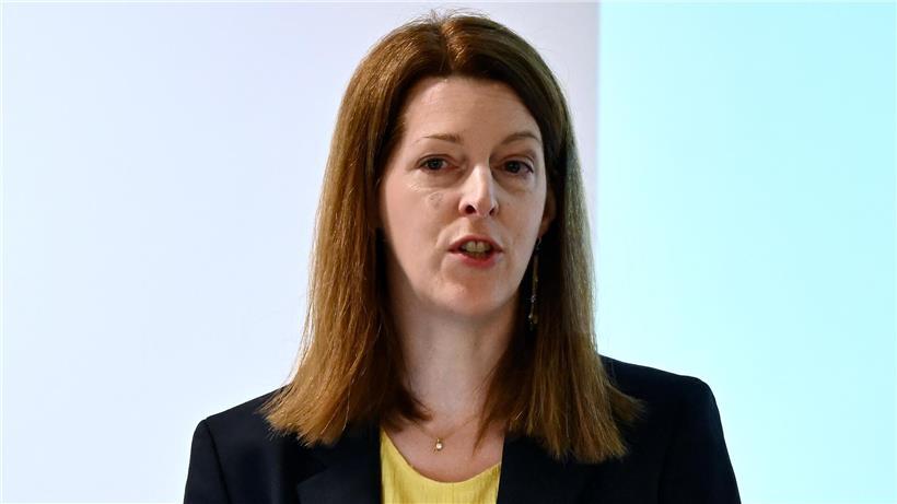 Gastrednerin Céline Flammang spricht beim Staatsministerium-Event vor Publikum