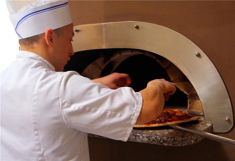 Gastronomen und Küchenpersonal haben nach Monaten des Lockdowns in der Restaurant-Branche wieder alle Hände voll zu tun

