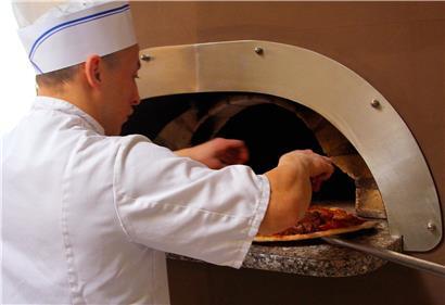 Gastronomen und Küchenpersonal haben nach Monaten des Lockdowns in der Restaurant-Branche wieder alle Hände voll zu tun
