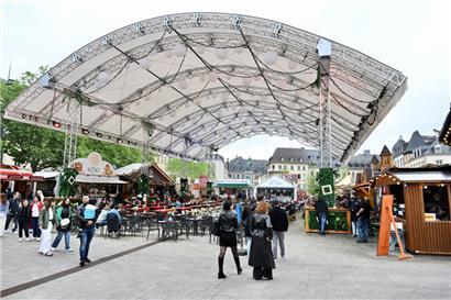 Gastronomiezelte gab es in diesem Jahr auf dem „Knuedler“ nicht, stattdessen wurde erstmals eine große Konstruktion zum Schutz vor Regen aufgebaut
