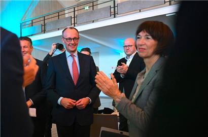 Gattin Charlotte (r.) applaudiert ihrem Ehemann und CDU-Kanzlerkandidaten Friedrich Merz bei einer Wahlkampfveranstaltung in dessen Wahlkreis in Schmallenberg
