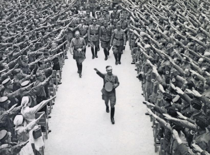 Gauleiter Simon bei seiner Ankunft für eine „Großkundgebung“ in den Limpertsberger Ausstellungshallen
