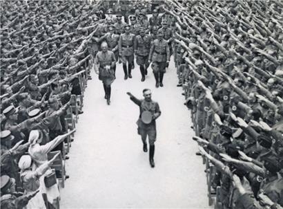 Gauleiter Simon bei seiner Ankunft für eine „Großkundgebung“ in den Limpertsberger Ausstellungshallen
