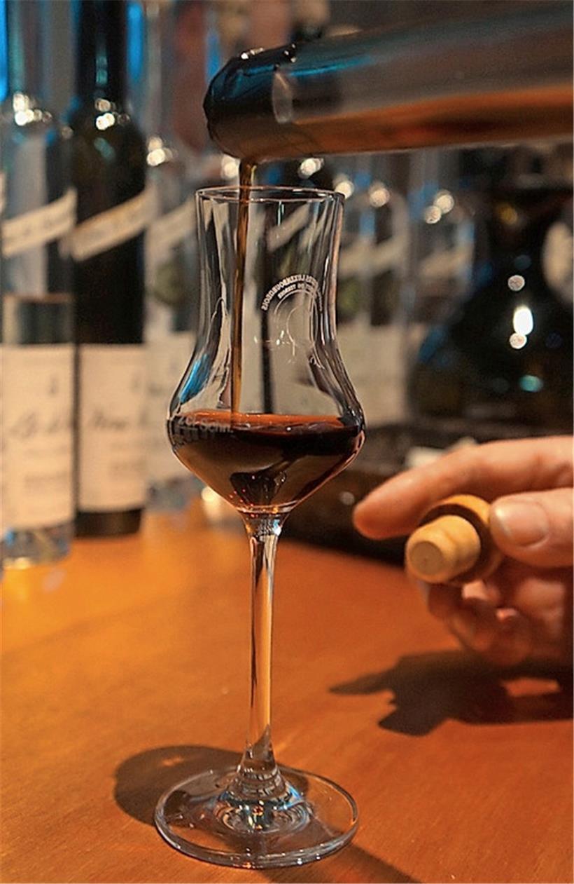 Gaumen- und Zungenschmeichler: ein Nusslikör von Josy Zenner