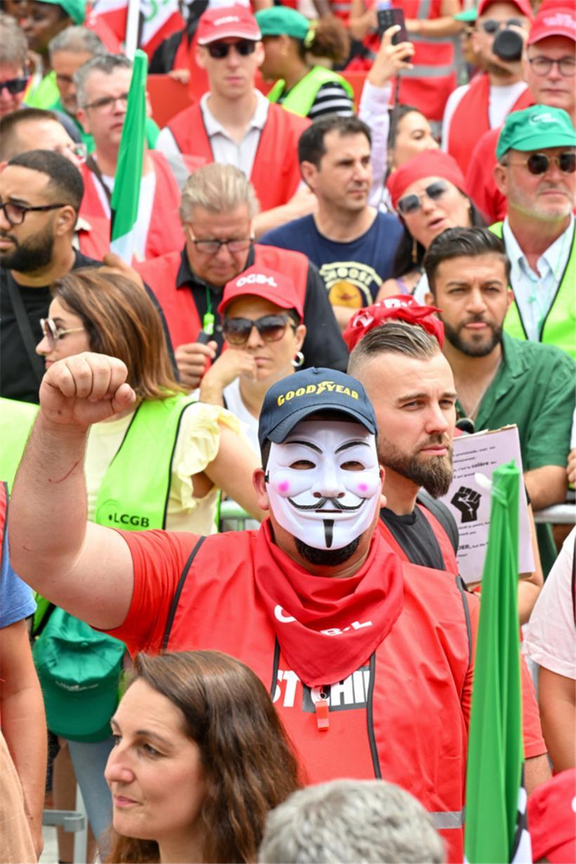 Geballte Faust in den neoliberalen Wind
