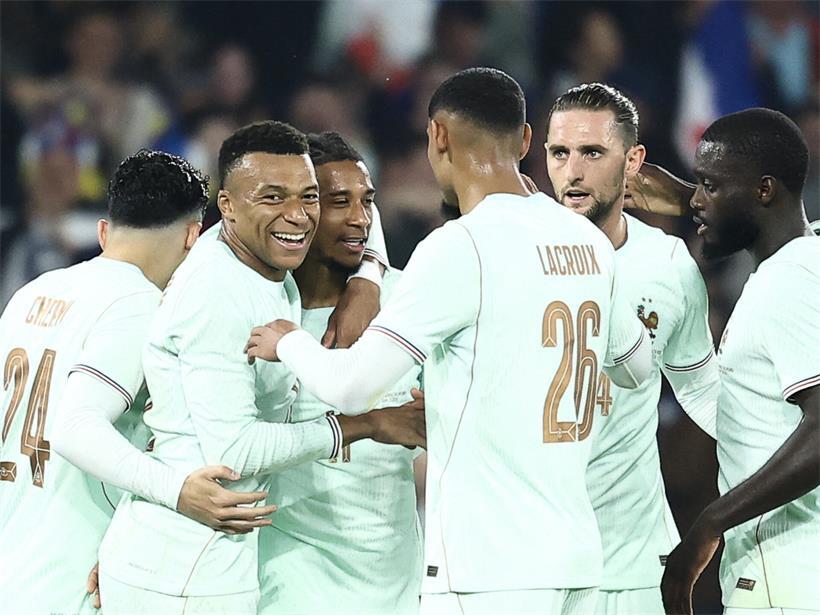 Kylian Mbappé und Michael Olise im Angriff für Frankreich – starke Offensivpower im Fußballspiel