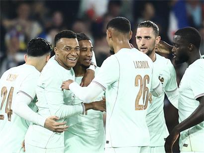 Kylian Mbappé und Michael Olise im Angriff für Frankreich – starke Offensivpower im Fußballspiel