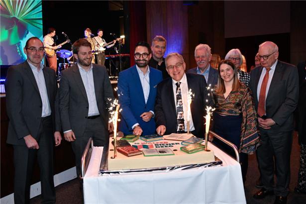 Geburtstagskuchen zum 30. Jubiläum: Kulturminister Eric Thill (DP, Mitte links) und der Walferdinger Bürgermeister François Sauber (CSV, Mitte rechts) schnitten den Kuchen gemeinsam an

