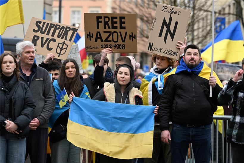 Demonstration anlässlich des bevorstehenden Jahrestages der russischen Großinvasion Demonstranten auf dem Place de Clairefontaine beim Gedenken an Asov mit Friedensplakaten und Kerzenlicht