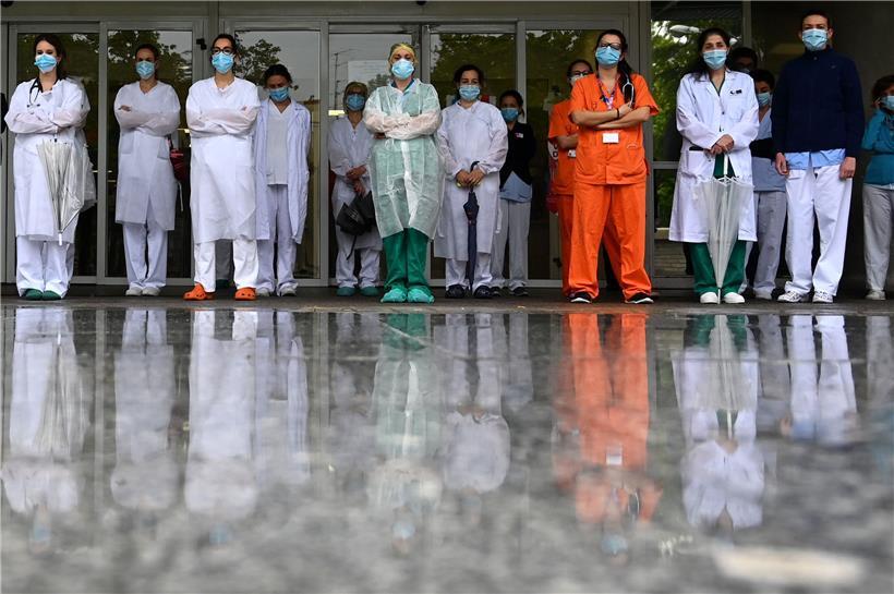 Gedenkminute für die verstorbenen Kollegen: 20 Prozent der offiziell gemeldeten Erkrankten sind Angehörige des Gesundheitswesens
