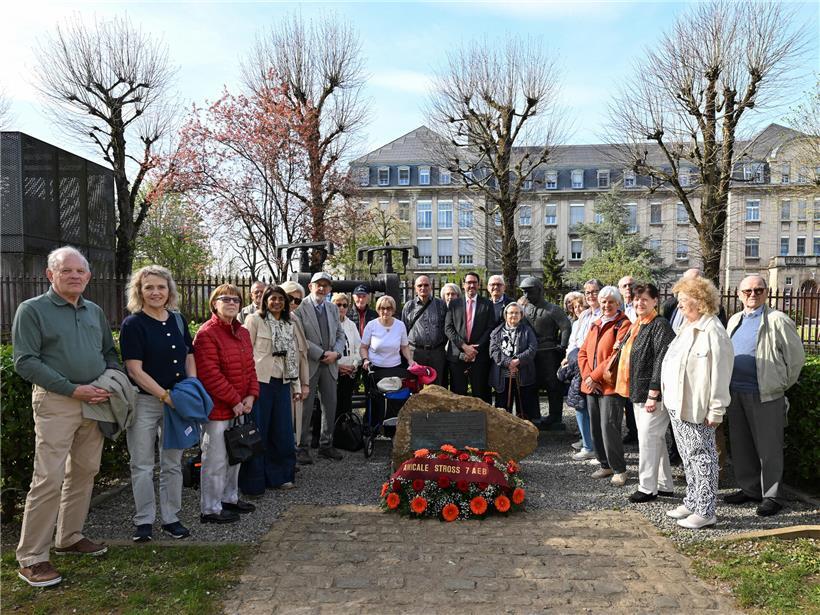 Mitarbeiter gedenken verstorbenen Kollegen bei bewegendem Gedenkmoment im Unternehmen