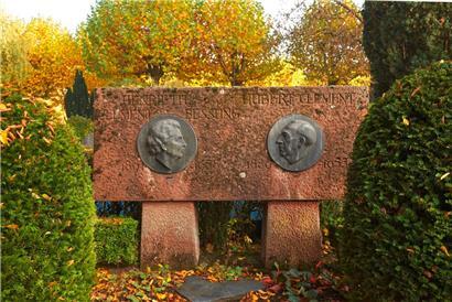 Gedenkstätte für das Ehepaar Hubert Clément und Henriette Bessling mit Bronzemedaillons der Künstler Albert Kratzenberg und Lucien Wercollier
