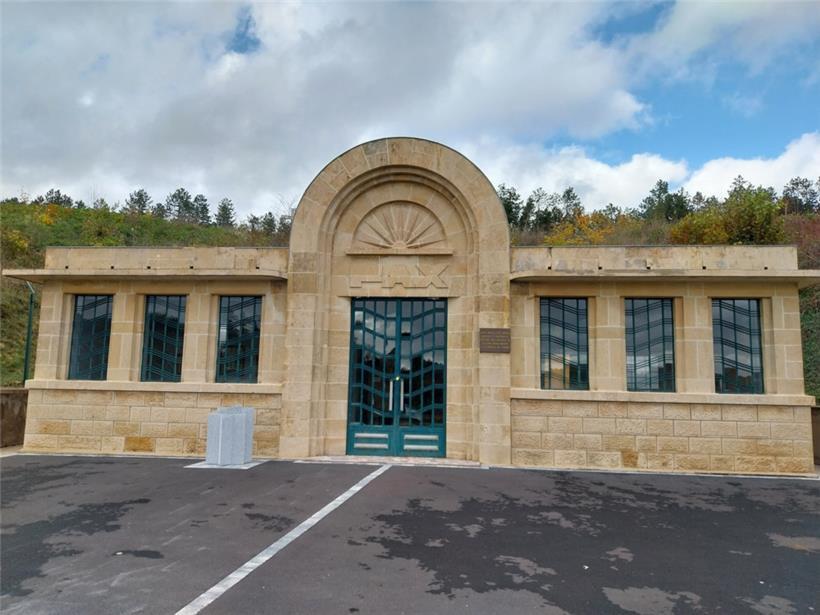 Gedenkstätte in Thil, links vor dem Eingang die neue Stele
