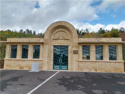 Gedenkstätte in Thil, links vor dem Eingang die neue Stele
