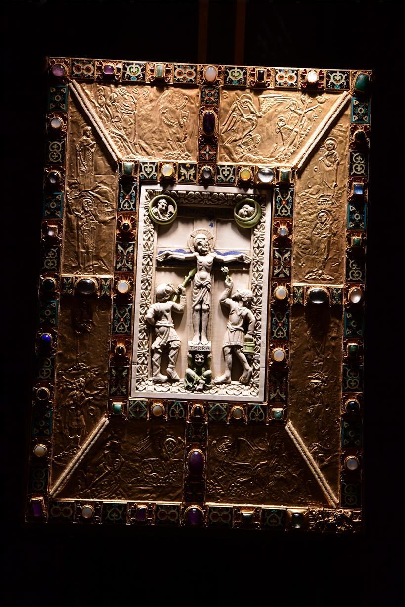 Gediegene Aufmachung: Originalgetreue Kopie des Deckels des „Codex aureus Eptern...