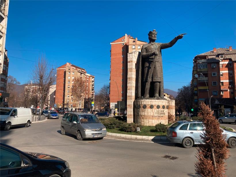 Gedrückte Stimmung in Kosovos Serben-Hochburg: das König-Lazar-Denkmal in Nord-Mitrovica

