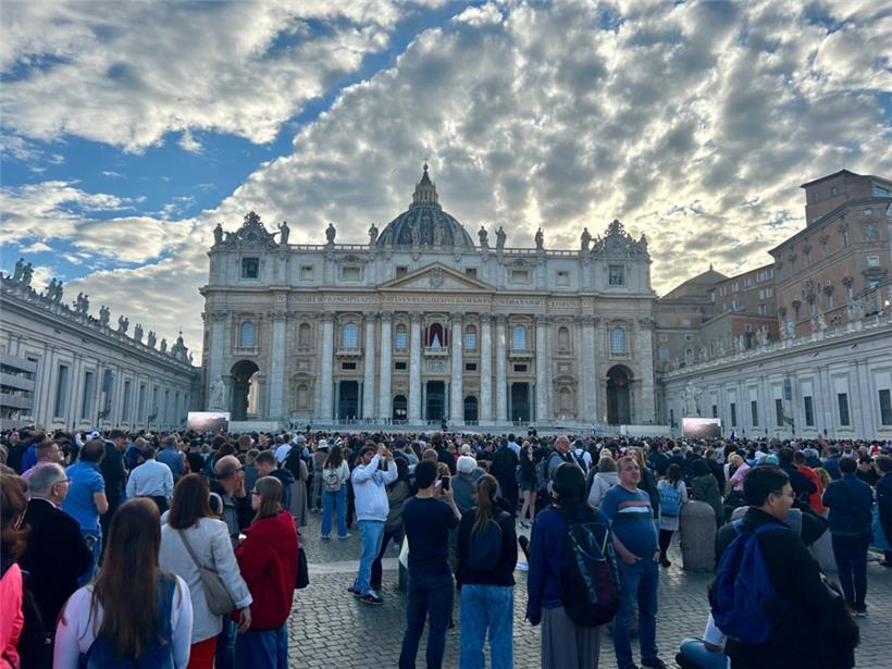 Geduld war gefragt am ersten Tag des Konklaves: Erst um 21.00 Uhr zeigte schwarzer Rauch, dass noch kein Papst gefunden ist
