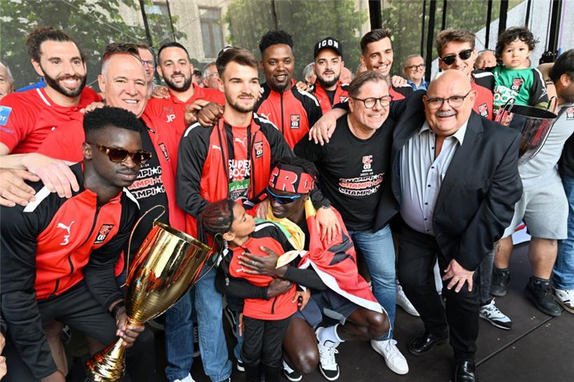 Geehrt wurden auch die Futsal-Meister aus Differdingen: Kapitän Rafael Bocum (l....