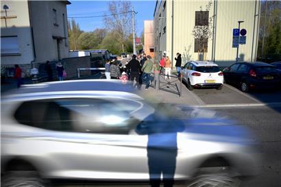 Gefährlich: Der Schulweg in die „Fliedermais-Schoul“ in der Ehleringer Straße in Esch
