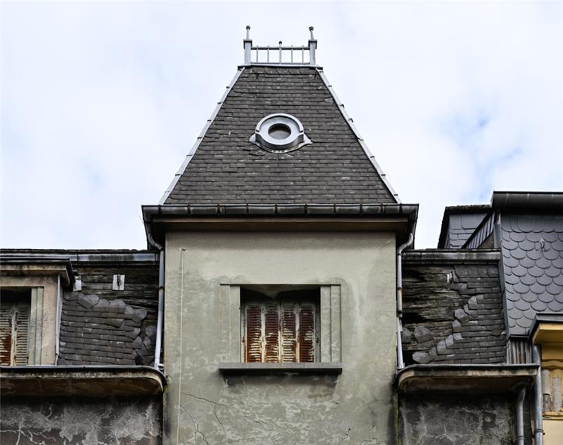 Gefährlich: Vom Dach lösen sich bereits die Schieferplatten