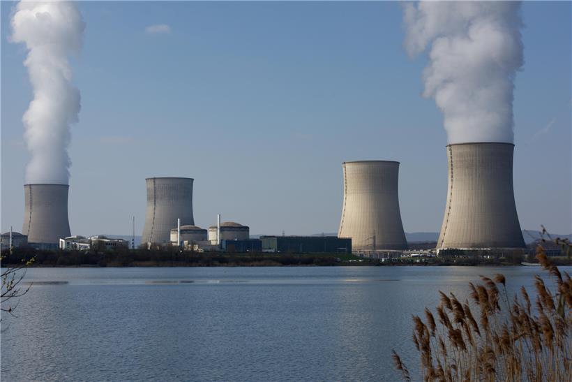 Atomkraftwerk Cattenom mit markanten Kühltürmen und umstrittener Umgebung bei klarem Himmel