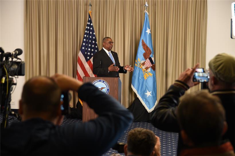 „Gefährliche Rhetorik“: US-Verteidigungsminister Lloyd Austin im Offizierscasino der Air Base Ramstein vor Journalisten
