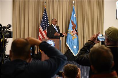 „Gefährliche Rhetorik“: US-Verteidigungsminister Lloyd Austin im Offizierscasino der Air Base Ramstein vor Journalisten
