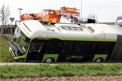 Gefährliche Schräglage: Eine Spezialfirma versucht, den Gelenkbus aus der Böschung zu heben
