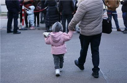 Geflüchteten kann es in einigen Fällen zumindest ein Stück weit helfen, sich von den aktuellen Geschehnissen abzulenken und sich mit anderen Aktivitäten zu beschäftigen
