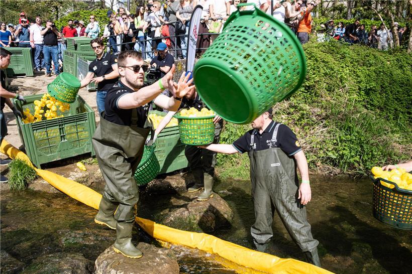 Gefüllte Körbe werden beim Duck Race 2026 Alzette Round Table im Takt weitergereicht und geleert, Foto von Carole Theisen