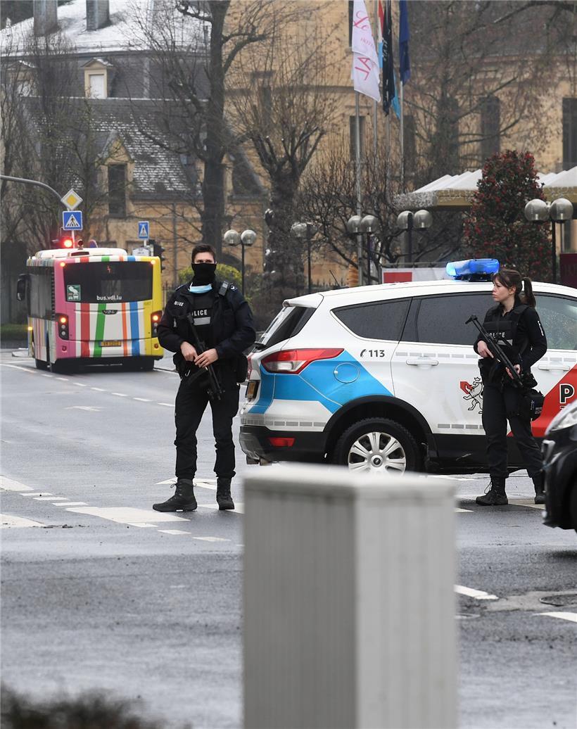Gegen 11 Uhr blockierte die Polizei die Straße